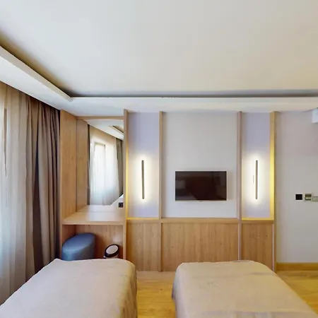 Hotel River 4*