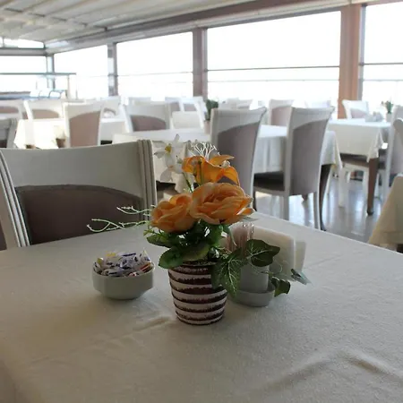 River Hotel
