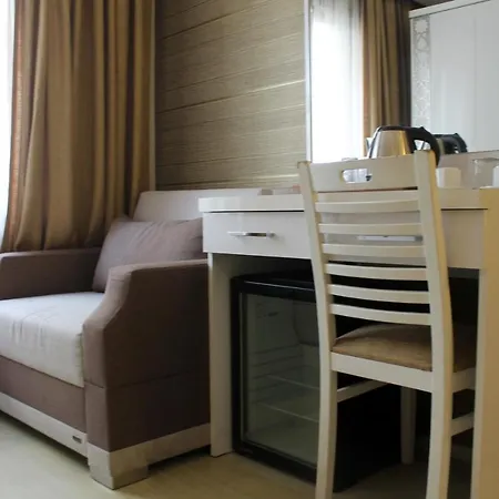 Hotel River 2*